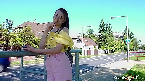 Giovanissima Troietta In Attesa Del Cliente