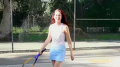 Sable Renae spielt Tennis