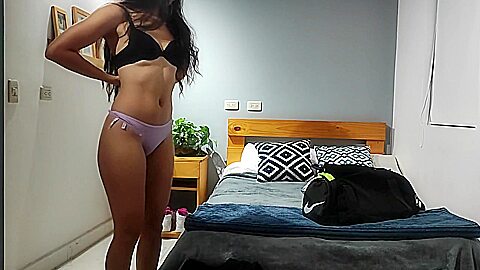 Me Follo A Mi Hermanastra En La Cama De Mis Padres, Estan De Viaje. Me Corro En Su Enorme Culo.
